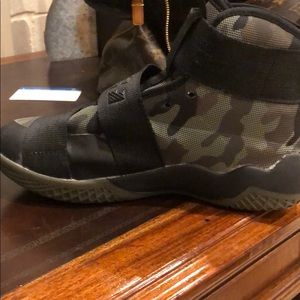 High top hiking shoe
